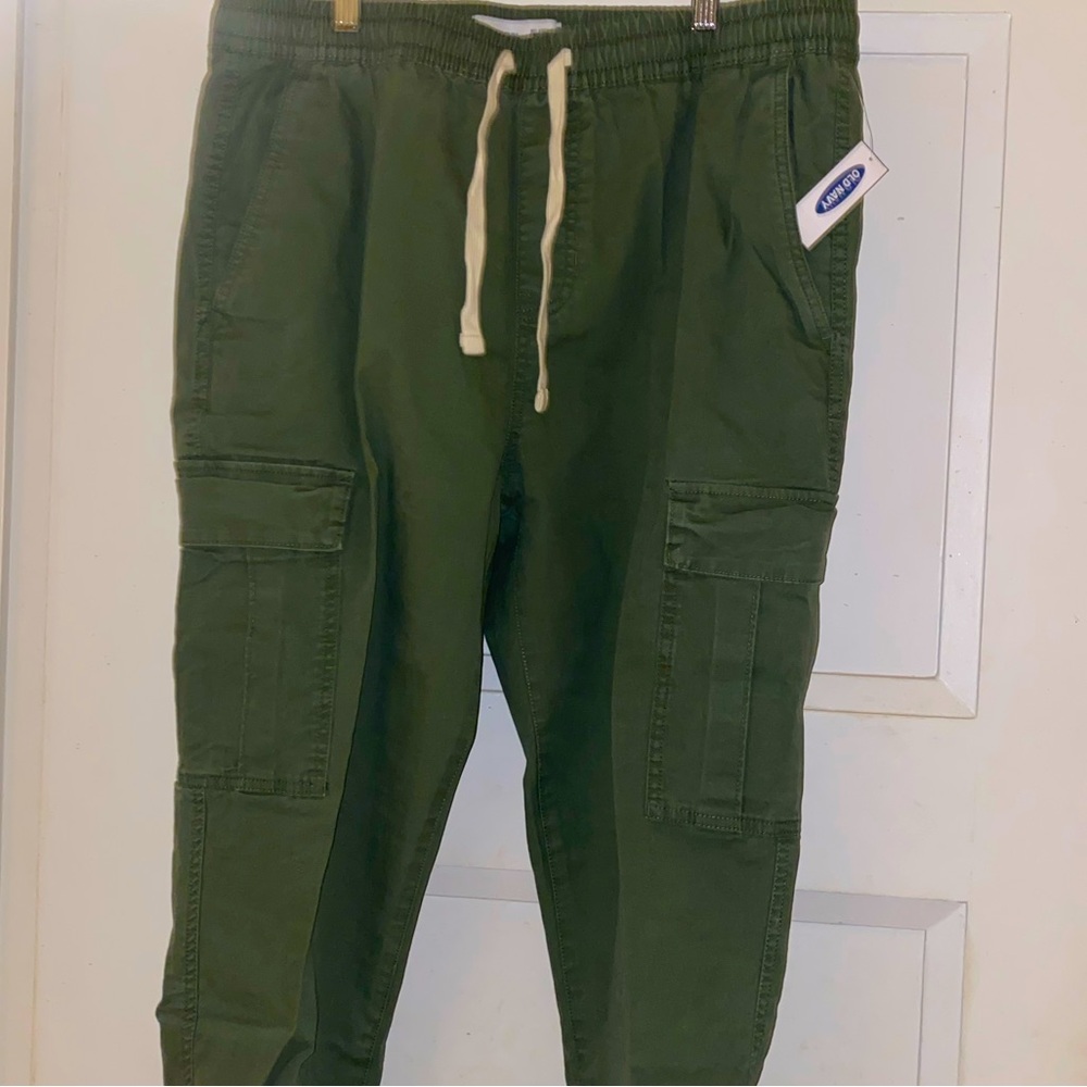 Cargo Pants Olive color Men’s Lg Size 36-38 NWT 98% cotton 2% spandex, 6 pockets